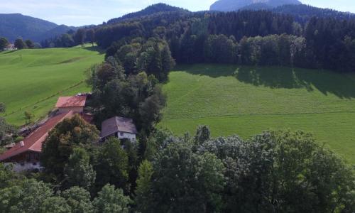 Der Bucherhof mit Breitenstein im Hintergrund
